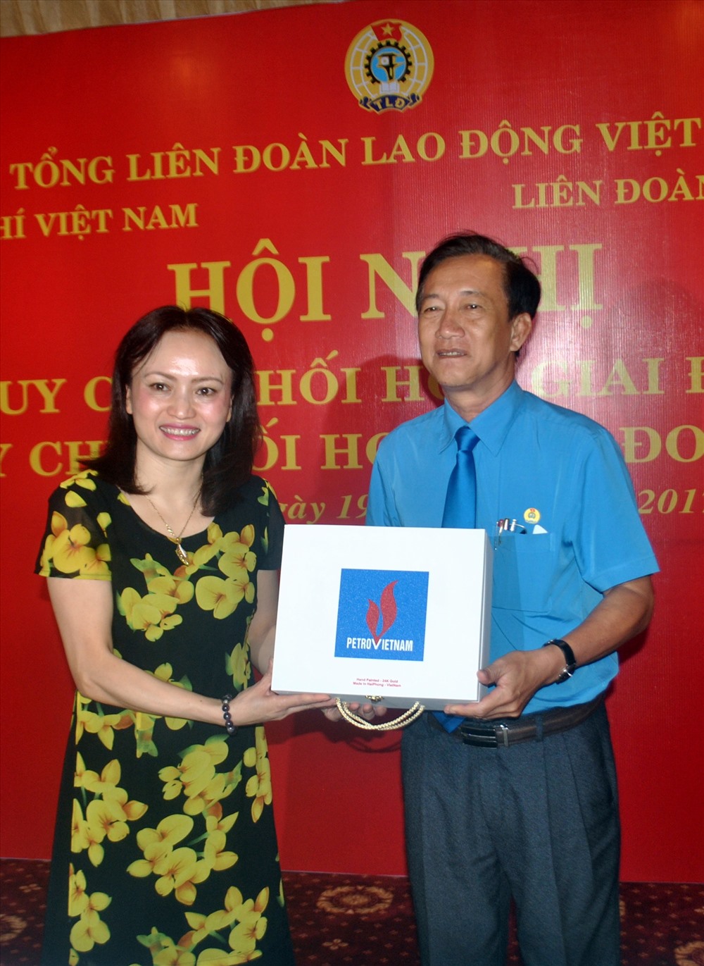 Chủ tịch CĐ Dầu khí Việt Nam Nghiêm Thùy Lan tặng quà lưu niệm cho LĐLĐ tỉnh Cà Mau