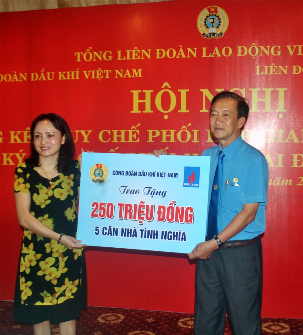CĐ Dầu khí Việt Nam tặng 5 căn nhà tình nghĩa cho Cà Mau (ảnh Nhật Hồ)