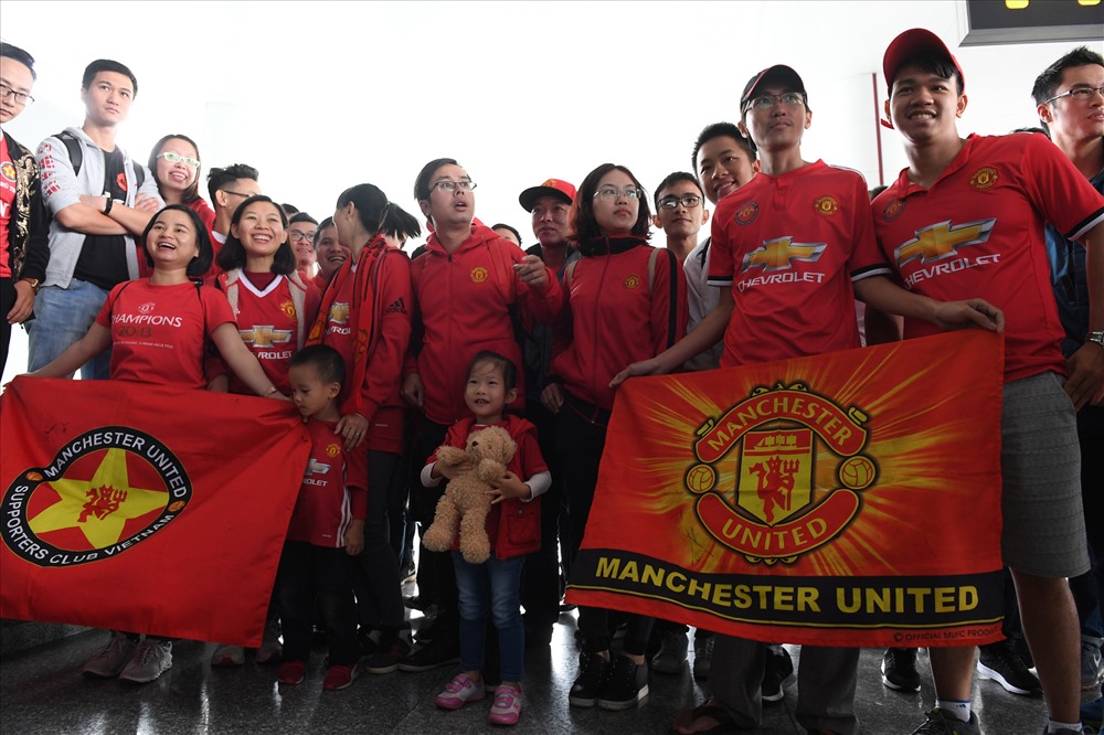 Hội CĐV Man United tại Việt Nam chào đón 2 huyền thoại Quỷ đỏ. Ảnh: Anh Tuấn