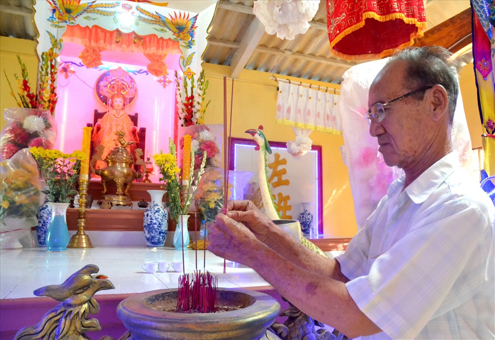 Ông Nguyễn Văn Xinh, Phó trưởng Ban Quản lý Miếu Bà Cố Chủ Hòn Sơn thành kính thắp hương lên bàn thờ chính.