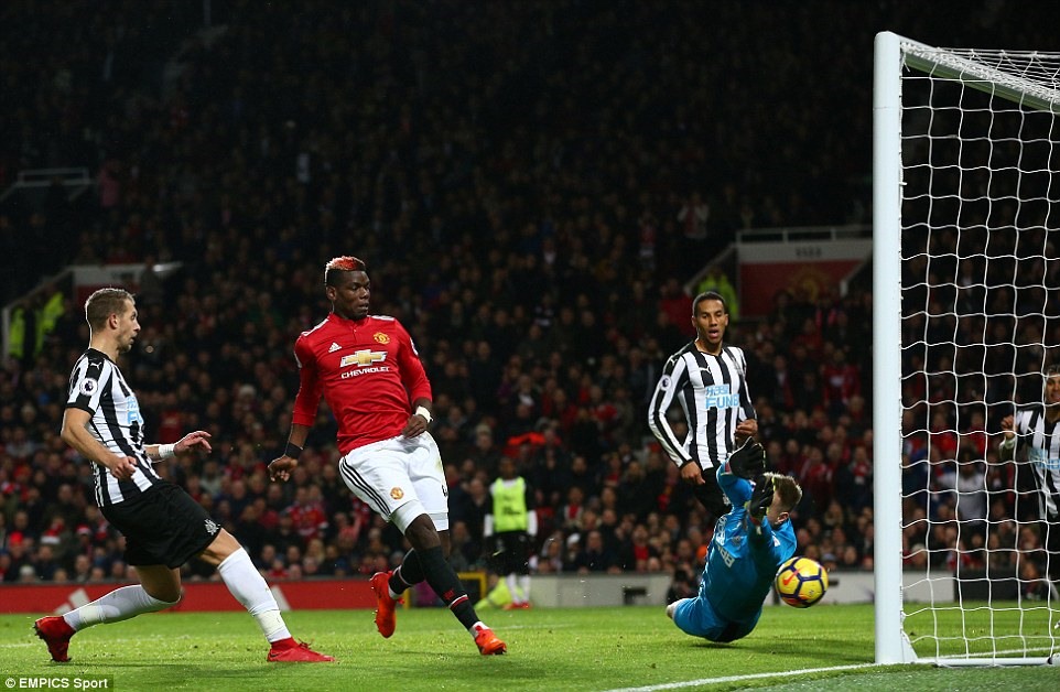 Pogba (áo đỏ) góp một bàn thắng vào chiến thắng 4-1 của Man United trước Newcastle. Ảnh: Getty Images.