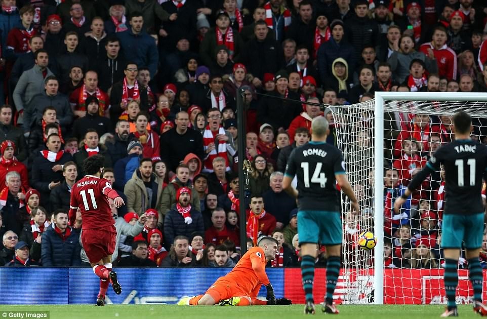 Bàn thắng nâng tỷ số lên 2-0 của Salah trong cuộc chạm trán Southampton. Ảnh: Reuters.