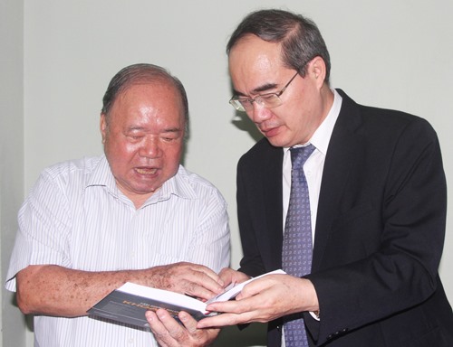 Ông Hoàng tặng Bí thư Thành ủy TP HCM một cuốn sách. Ảnh: Mạnh Tùng.