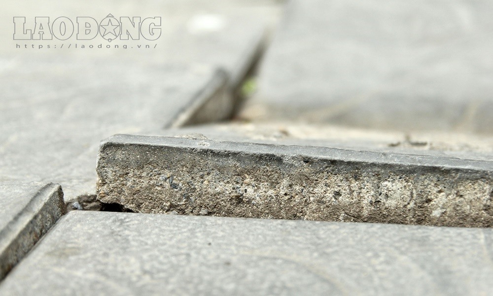  Việc dùng gạch hay đá lát vỉa hè Hà Nội rất cần được cân nhắc trước khi triển khai đại trà để tránh lãng phí. 