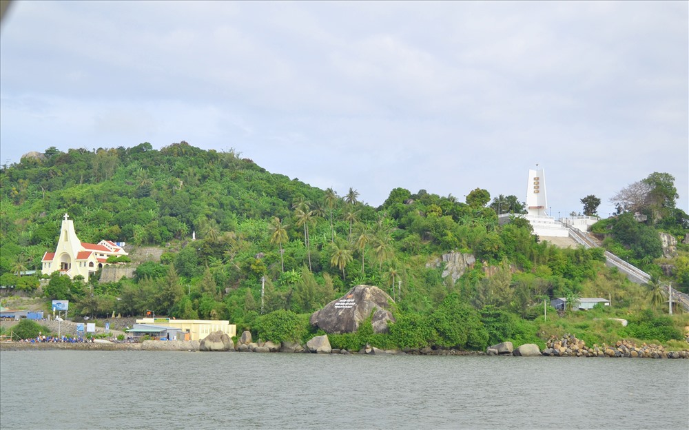 Xã đảo Lại Sơn thuộc huyện đảo Kiên Hải, cách TP Rạch Giá, trung tâm tỉnh Kiên Giang khoảng 70km.
