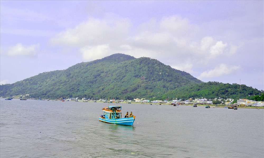 Xã đảo Lại Sơn nhìn từ biển Tây.