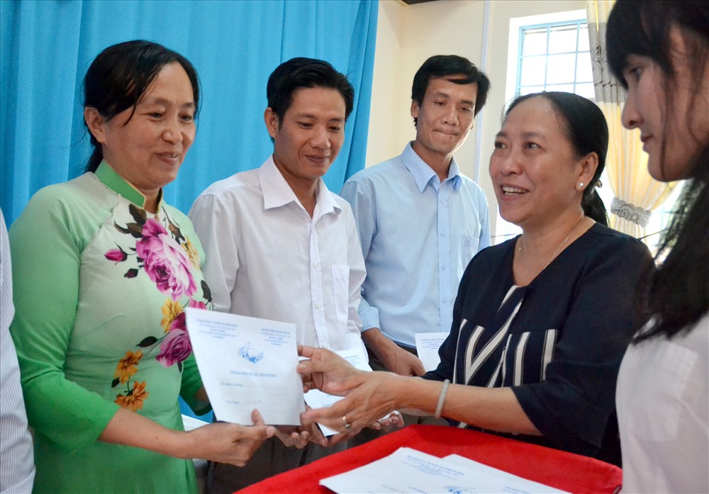 Giám đốc Sở GD-ĐT Kiên Giang Nguyễn Thị Minh Giang trao hỗ trợ từ chương trình “Tiếp sức người thầy” cho giáo viên xã Lại Sơn có hoàn cảnh khó khăn.