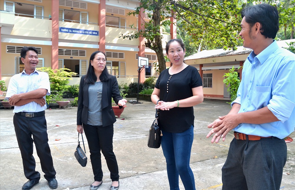 Giám đốc Sở GD-ĐT và Chủ tịch CĐ ngành GD-ĐT Kiên Giang (thứ 2-3 trái sang) thăm hỏi giáo viên trường Tiểu học Trần Quốc Toản.