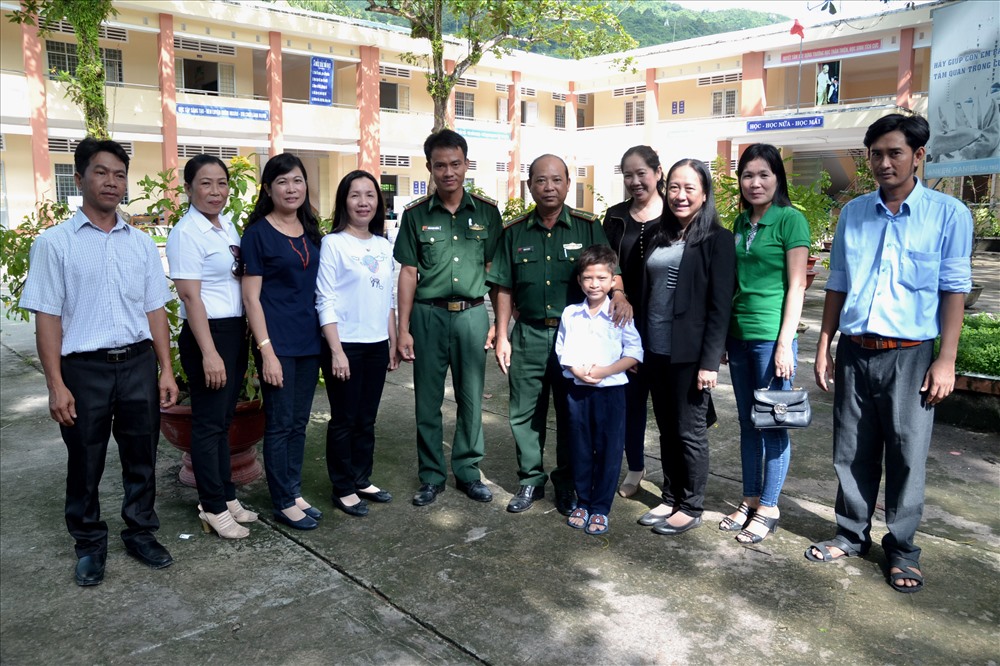 Dịp này, đoàn công tác còn phối hợp với Đồn Biên phòng Hòn Sơn thăm hỏi và hỗ trợ tiền cho Lâm Chí Thừa- học sinh lớp 2 trường Tiểu học Trần Quốc Toản- bị khuyết tật bẩm sinh.