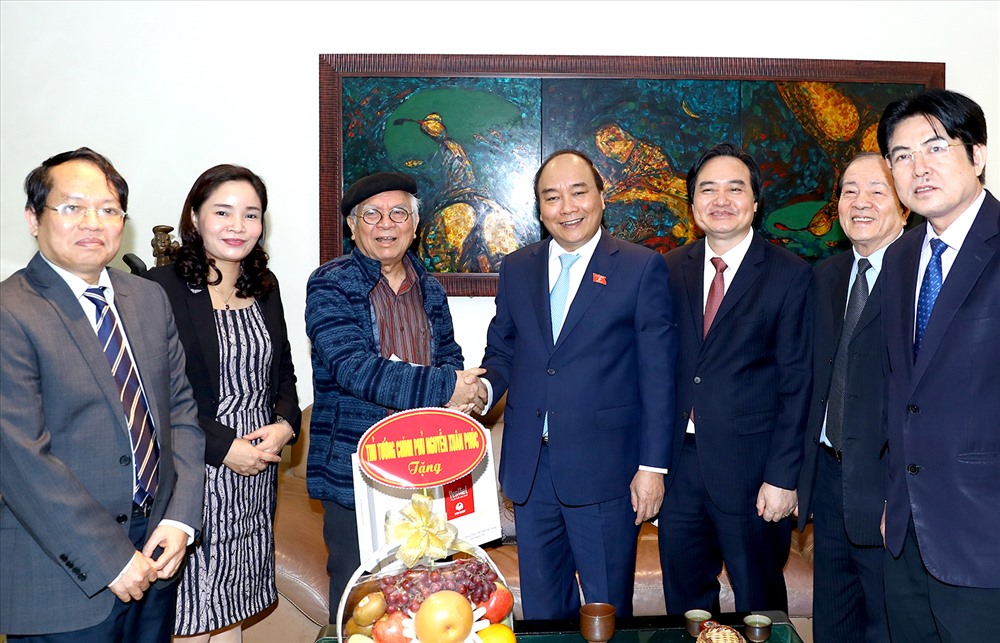 Thủ tướng Nguyễn Xuân Phúc thăm nhà điêu khắc Tạ Quang Bạo - Ảnh: VGP