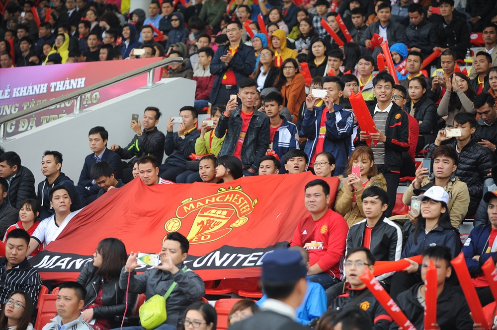 Các CĐV Man United tại Việt Nam đã có mặt kín khán đài sân bóng PVF để thấy tận mắt những thần tượng cảu mình.
