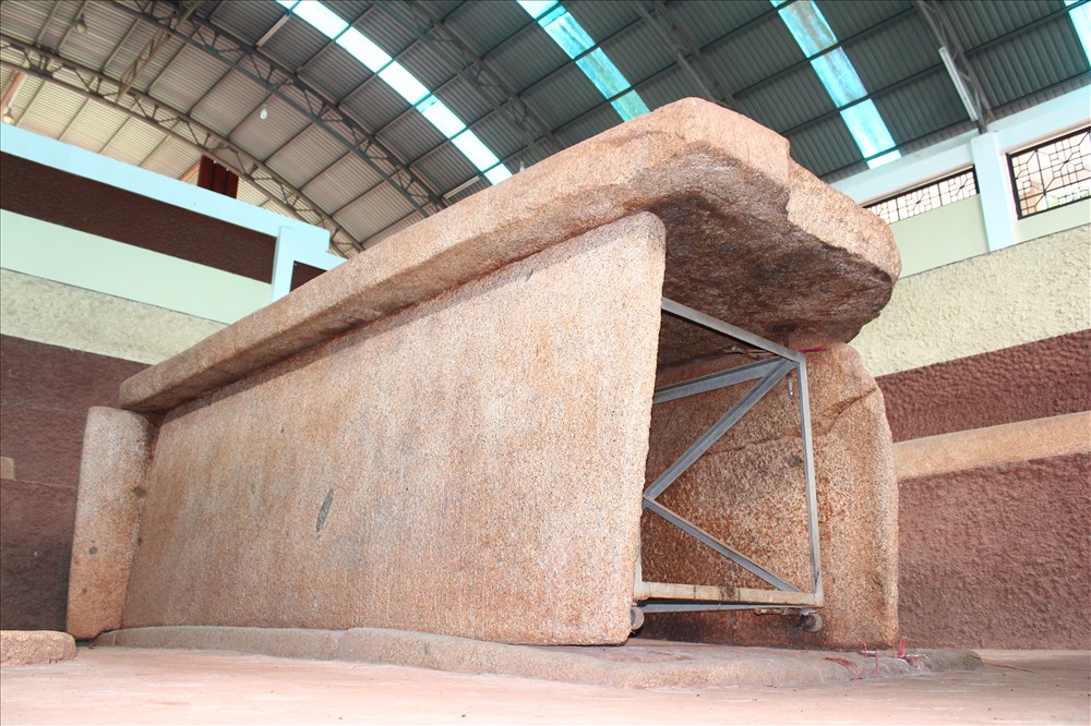 Mộ Cự thạch Hàng Gòn là một dạng hầm mộ, được cấu tạo bởi nhiều tấm đá hoa cương lớn và những trụ đá dài, nặng khoảng 30-40 tấn.