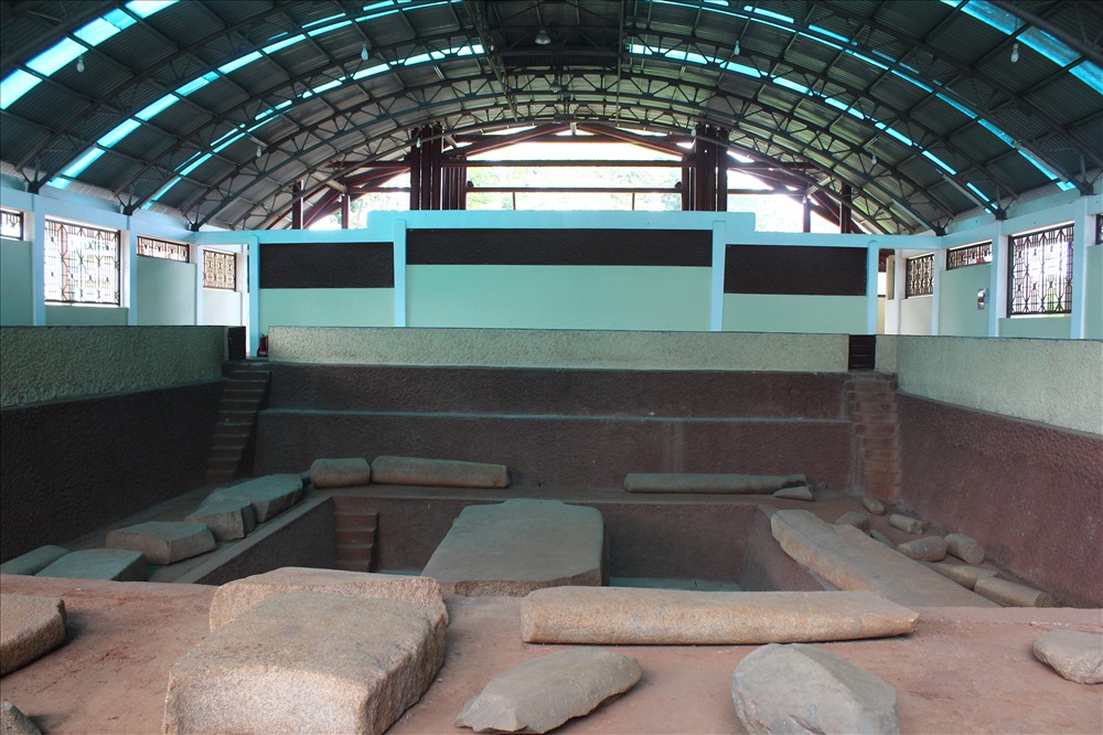 Di tích Mộ Cự thạch Hàng Gòn là thuộc loại hình độc đáo nhất khi vừa là di tích khảo cổ, đồng thời cũng là di tích kiến trúc cổ.