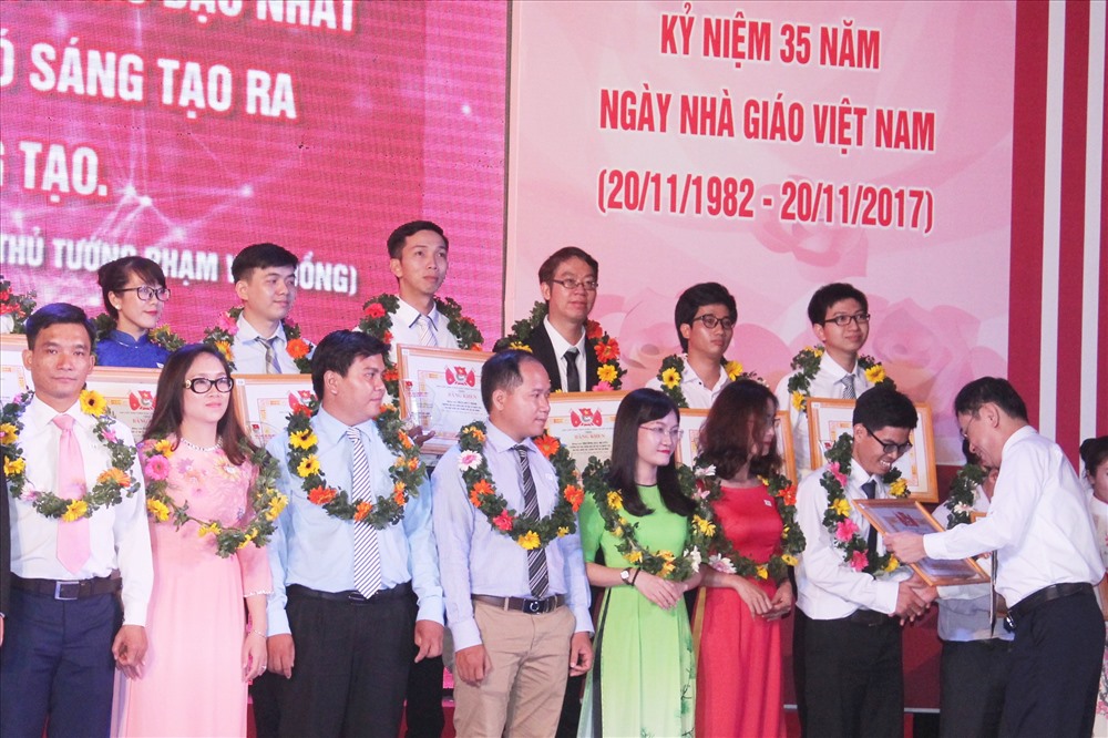 Tuyên dương và trao giải thưởng “Nhà giáo trẻ tiêu biểu TP. Hồ Chí Minh” năm 2017