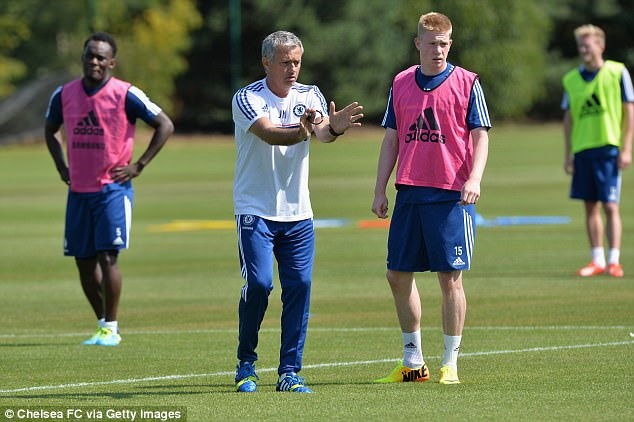 HLV Mourinho (thứ hai từ trái sang) và Kevin De Bruyne (thứ ba từ trái sang) trong một buổi tập ở Chelsea tháng 7.2013. Ảnh: Getty Images.