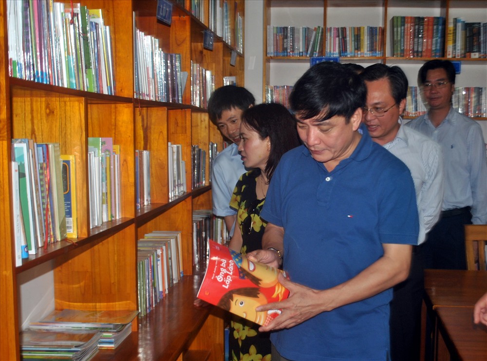 Thăm thư viện dành cho Công nhân Lao động trong khu thiết chế văn hóa, nhà ở công nhân thuộc Tập đoàn Dầu khí Việt Nam tại Cà Mau.