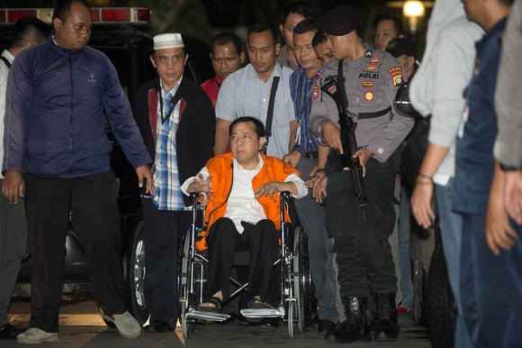 Chủ tịch Quốc hội Indonesia bị áp giải từ bệnh viện tới nơi giam giữ. Ảnh: Reuters