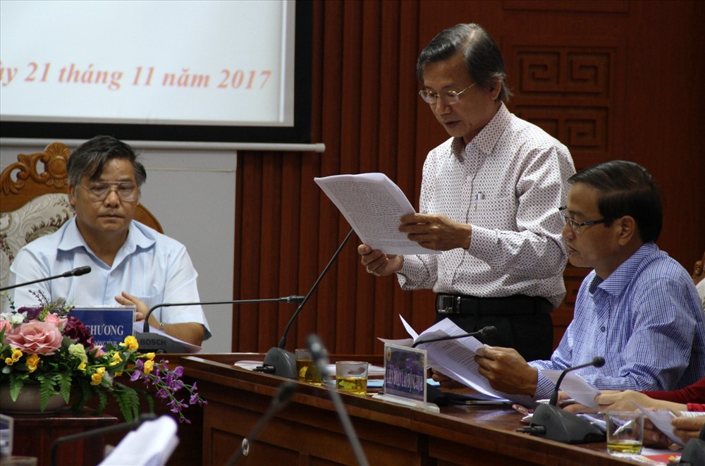 Ông Phan Minh Á - Phó Chủ tịch LĐLĐ tỉnh Quảng Nam báo cáo những kết quả đạt được trong năm 2017. Ảnh:LP