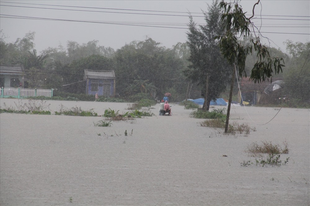 Nhiều tuyến đường tại xã Bình Tú (huyện Thăng Bình) ngập sâu trong nước, giao thông khó khăn. Ảnh: MC