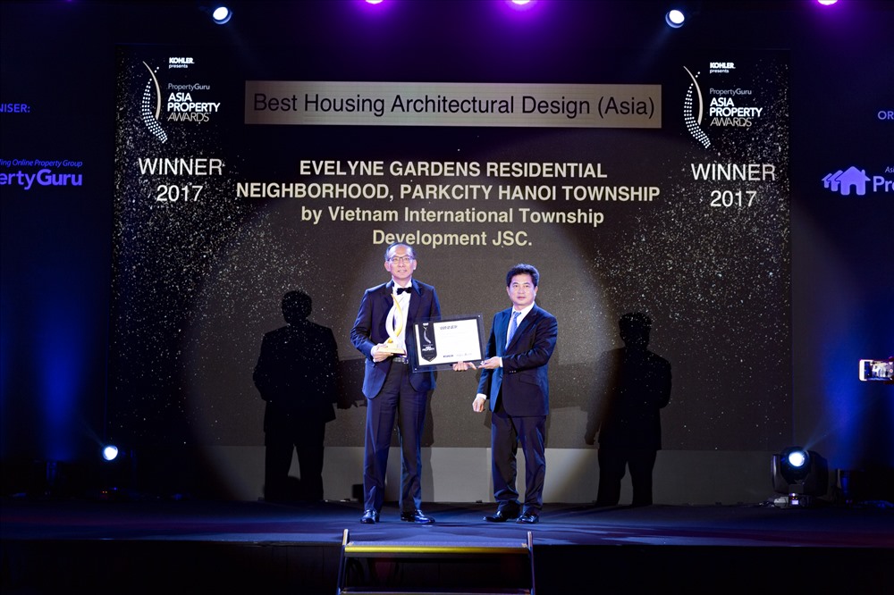 Ông Jason Wong – CEO của VIDC – Chủ đầu tư dự án ParkCity Hanoi đại diện lên nhận giải