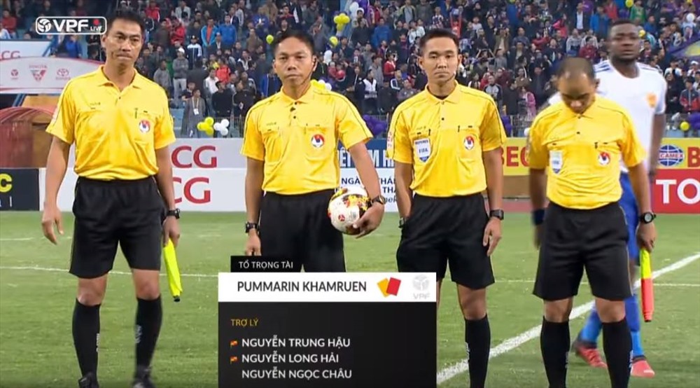 Trọng tài Pummarin Khamruen (thứ 3 từ trái sang) bắt chính trận Hà Nội - Quảng Nam ở vòng 25 V.League.