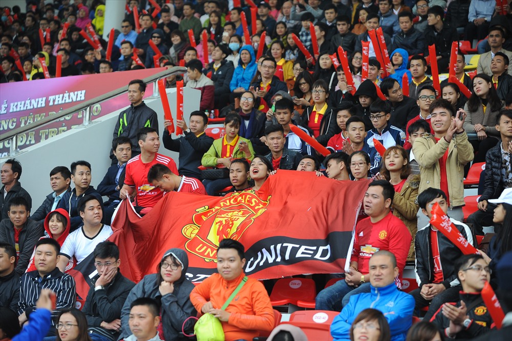 Khán giả Man United tạo ra bầu không khí cuồng nhiệt ở PVF. Ảnh: Đ.H