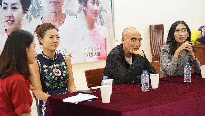 Đạo diễn Lưu Trọng Ninh và hai diễn viên của phim “Thương nhớ ở ai” giao lưu cùng MC. Ảnh: Sóng trẻ