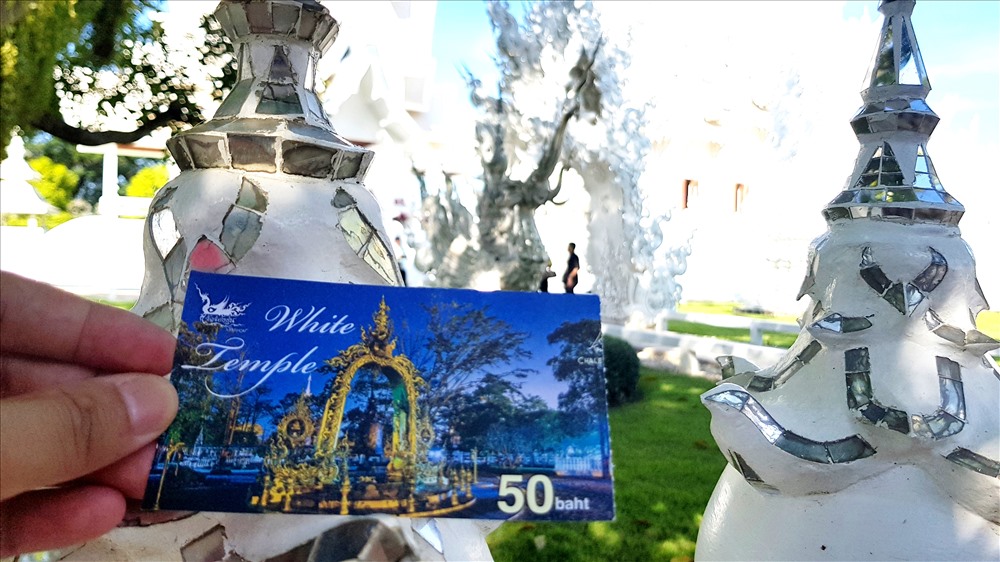 Vé vào thăm quan chùa Trắng là 50 baht Thái. Ảnh: Lê Phi Long