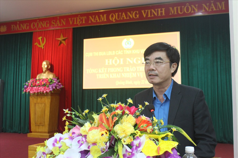 Chủ tịch LĐLĐ Quảng Bình Nguyễn Lương Bình phát biểu tại Hội nghị. Ảnh: Lê Phi Long