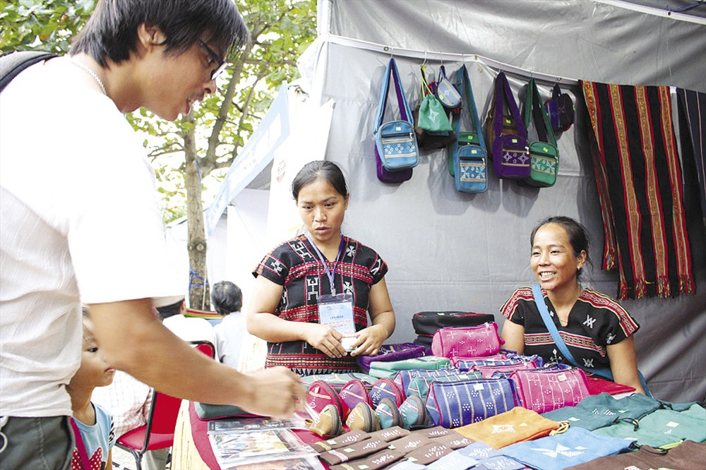 Phụ nữ Cơ Tu (Nam Giang, Quảng Nam) mang đến bảo tàng sản phẩm của nghề dệt thổ cẩm truyền thống. Những chiếc khăn, túi đeo được chào bán khiến nhiều du khách thích thú ghé thăm.  Ảnh: TT