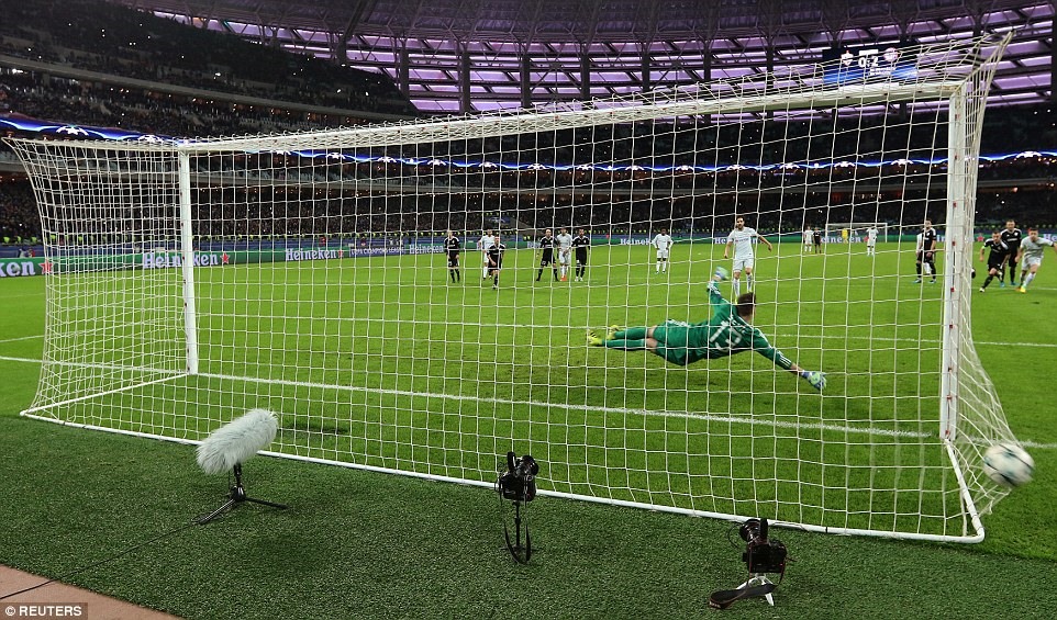 Thủ môn của Qarabag dù đoán đúng hướng nhưng vẫn phải vào lưới nhặt bóng sau cú đá phạt đền của Fabregas. Ảnh: Reuters.