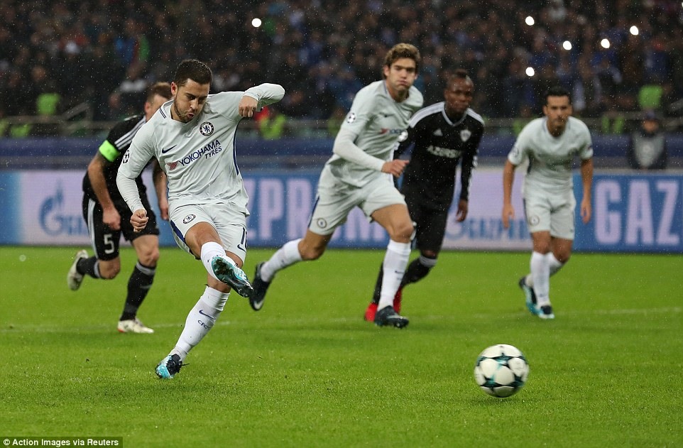 Hazard (áo trắng phía trước) thực hiện thành công quả đá phạt đền. Ảnh: Reuters.