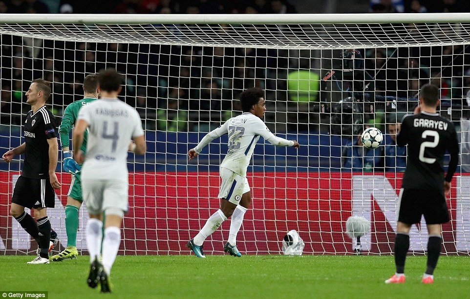 Bóng đi vào lưới Qarabag lần thứ hai sau pha phối hợp giữa Pedro, Hazard và Willian. Ảnh: Getty Images.