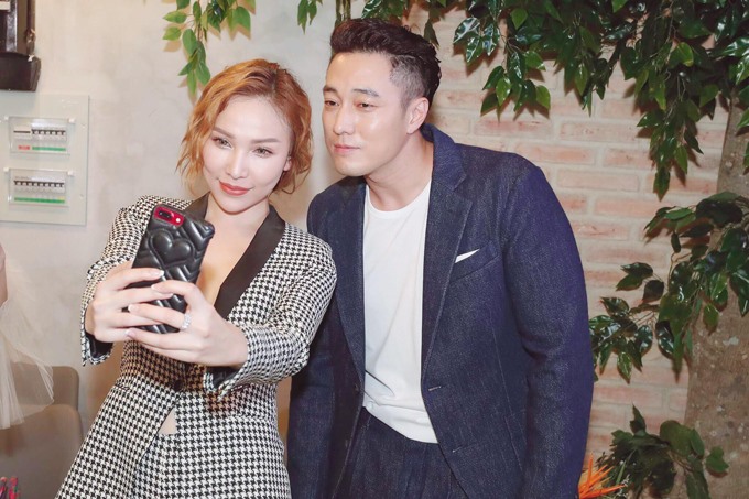 Người đẹp Quỳnh Thư cũng tranh thủ selfie cùng nam diễn viên “The Master Sun” . Ảnh: Đại Ngô