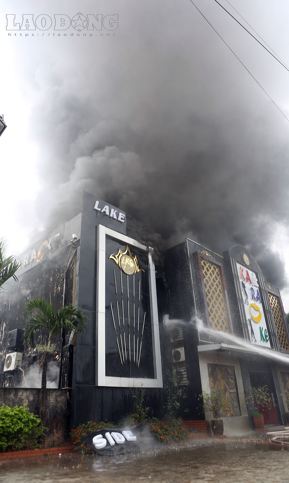 Vụ cháy xảy ra vào khoảng 9h ngày 23/11 tại quán karaoke Lake Side trên đường bán đảo Linh Đàm (Hoàng Mai, Hà Nội).
