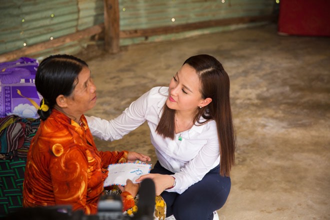 Hoa hậu Khánh Ngân và Á vương Ngọc Tình đã dành thời gian lắng nghe những câu chuyện, những trăn trở, lo lắng, tìm hiểu những khó khăn của người dân. 