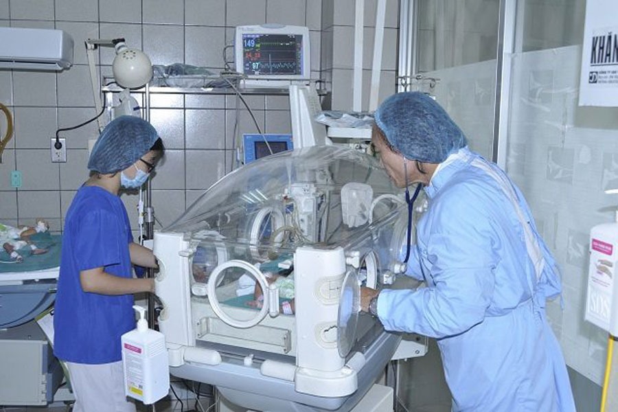Các bác sĩ chăm sóc cho các bé được chuyển lên từ BV Sản Nhi Bắc Ninh tại Bệnh viện Bạch Mai. Ảnh: BVCC