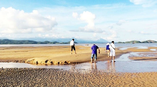 2.	Mũi Lòng Vàng cách rừng ngập mặn Đồng Rui không xa. Đây là một đảo cát cách bờ khoảng 4km giữa biển xanh mênh mông và chỉ khi nước rút cạn, đảo cát rộng khoảng 3km2 mới “lộ nguyên hình”. Ảnh: CTV