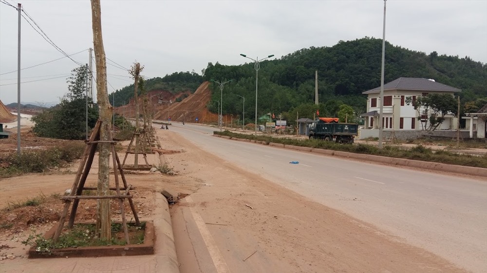 Giá đất hai bên đường vào khu vực Sân bay Vân Đồn tăng “chóng mặt“. Ảnh: Nguyễn Hùng