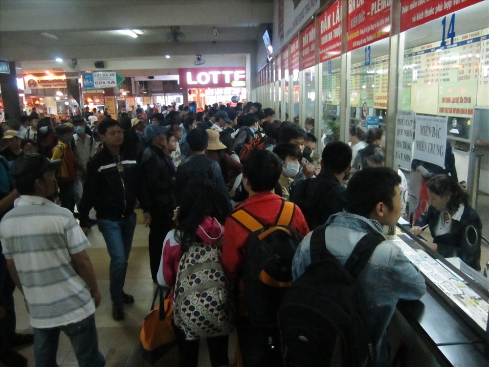 Từ ngày 26/1/2018, Bến xe miền Tây bán vé xe trước cho hành khách đi lại dịp Tết Nguyên đán Mậu Tuất.