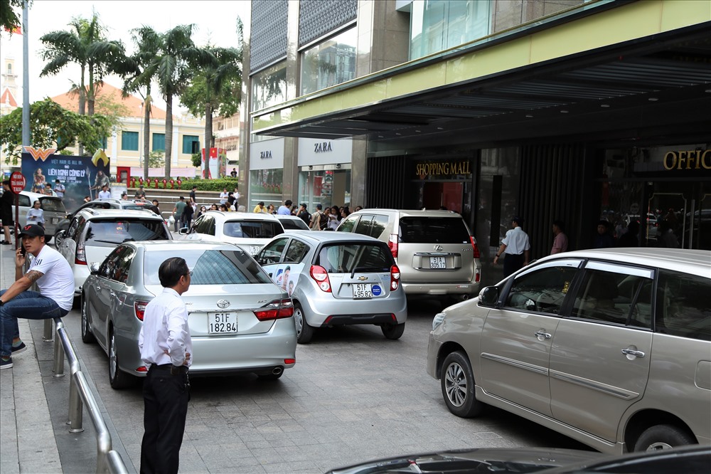 Phía bên đường Lê Thánh Tông, xe cộ ken đặc. Thậm chí, trung tâm thương mại này đã tạm dừng tiếp nhận giữ xe. Ảnh: Trường Sơn