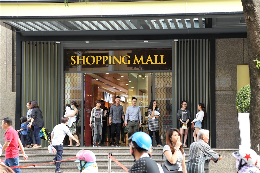Hầu hết khách đến trung tâm thương mại trong ngày này đều hướng vào những trung tâm mua sắm để tranh thủ đợt giảm giá mạnh nhất trong năm của các nhãn hàng. Ảnh: Trường Sơn