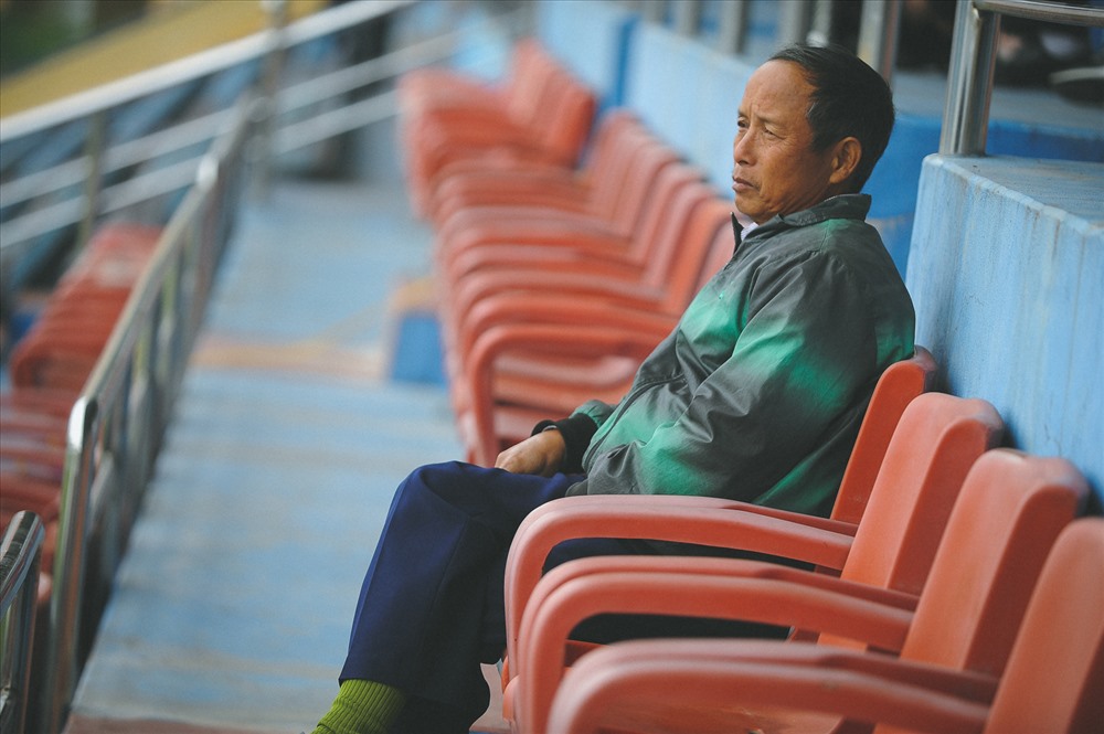 Ông Phạm Văn Nam- 58 tuổi thoải mái ngồi 1 mình ửo hàng ghế VIP theo dõi trện đấu. Đây là trận đấu đầu tiên.
