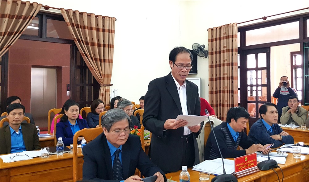 Phó Chủ tịch thường trực LĐLĐ Quảng Bình Nguyễn Xuân Thạch đóng góp ý kiến nhằm nâng cao hiệu quả thu kinh phí công đoàn. Ảnh: Lê Phi Long