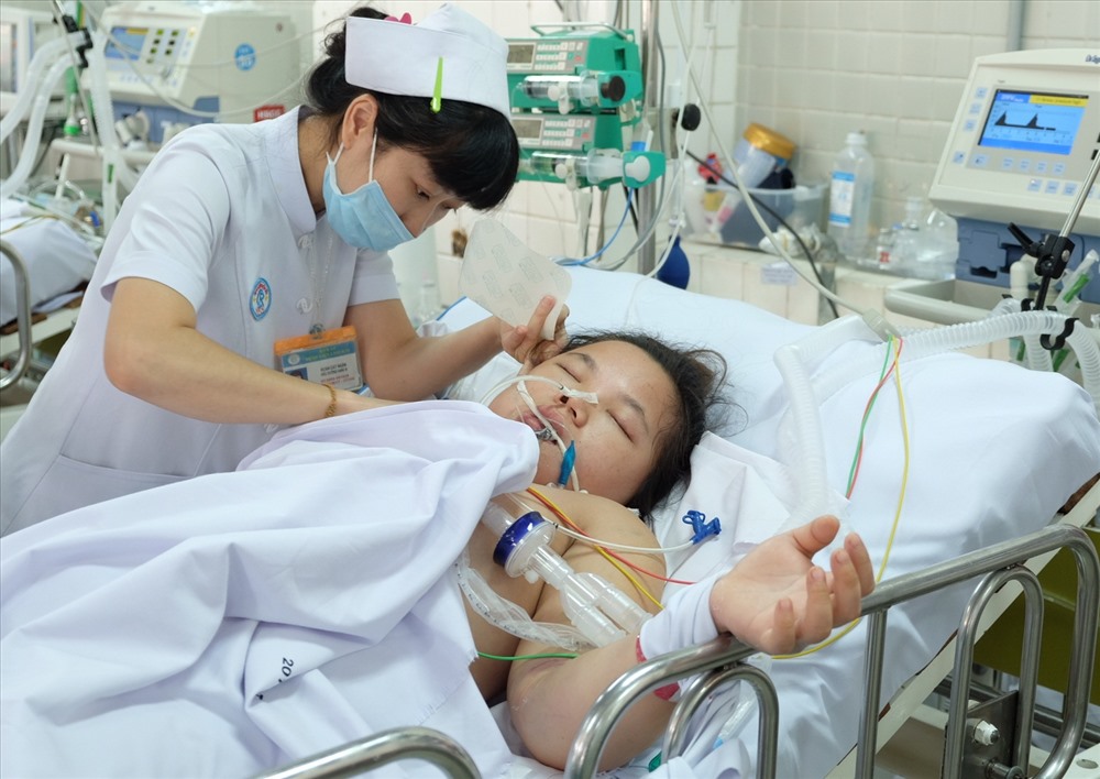 Võ Thị Tuyết Nhung đang được điều trị tích cực tại hoa Hồi sức cấp cứu Bệnh viện Chợ Rẫy. 
