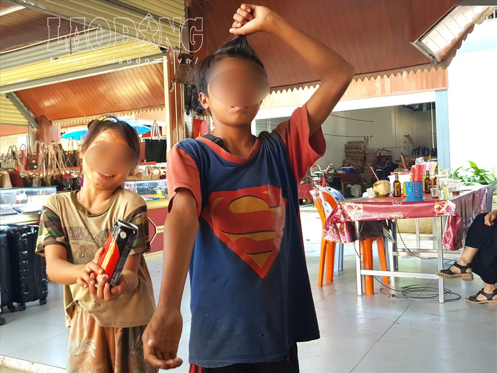 Hình ảnh những trẻ nhỏ ăn xin xuất hiện rất nhiều khi vừa đặt chân vào khu chợ. Ảnh: Lê Phi Long