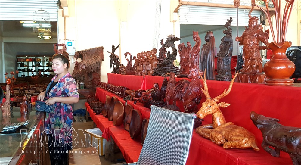 Các mặt hàng mỹ nghệ từ gỗ được bày bán nhiều tại chợ Donasao. Ảnh: Lê Phi Long