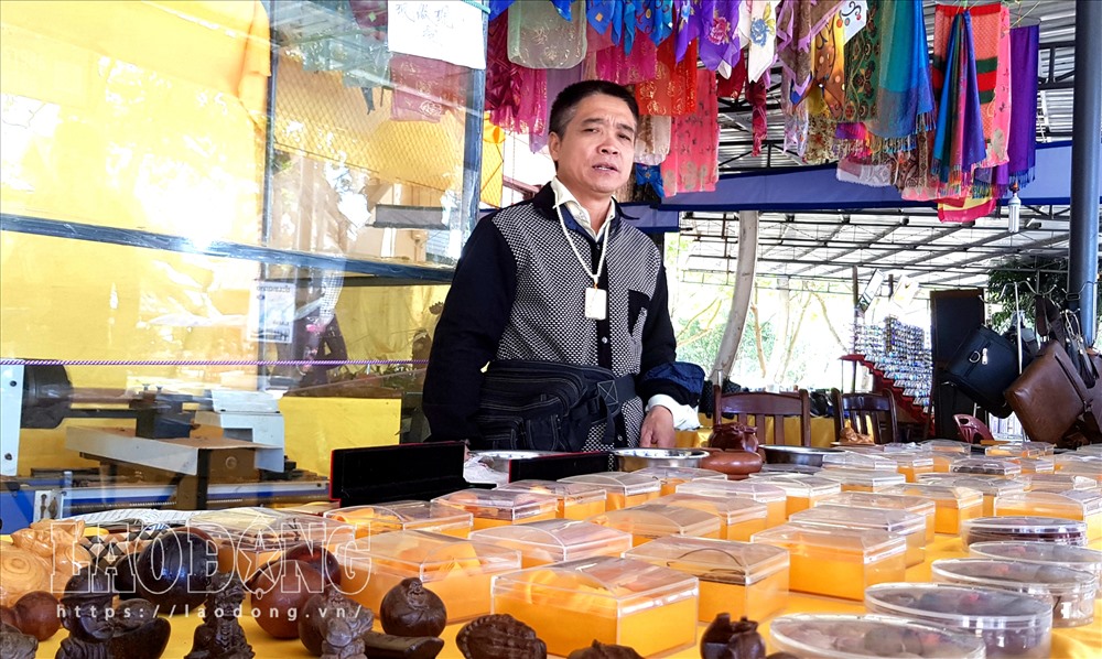 Các mặt hàng được bày bán nhiều, có xuất xứ từ 3 nước Lào - Thái - Myanmar, tuy nhiên chất lượng các mặt hàng thì cần phải xem xét lại. Ảnh: Lê Phi Long