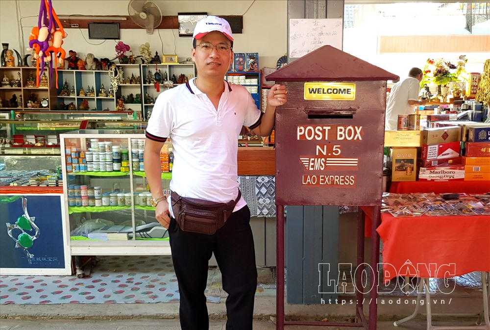 PV Lao Động bên cạnh một hộp thư của bưu điện Lào đặt tại khu vực chợ Donasao.