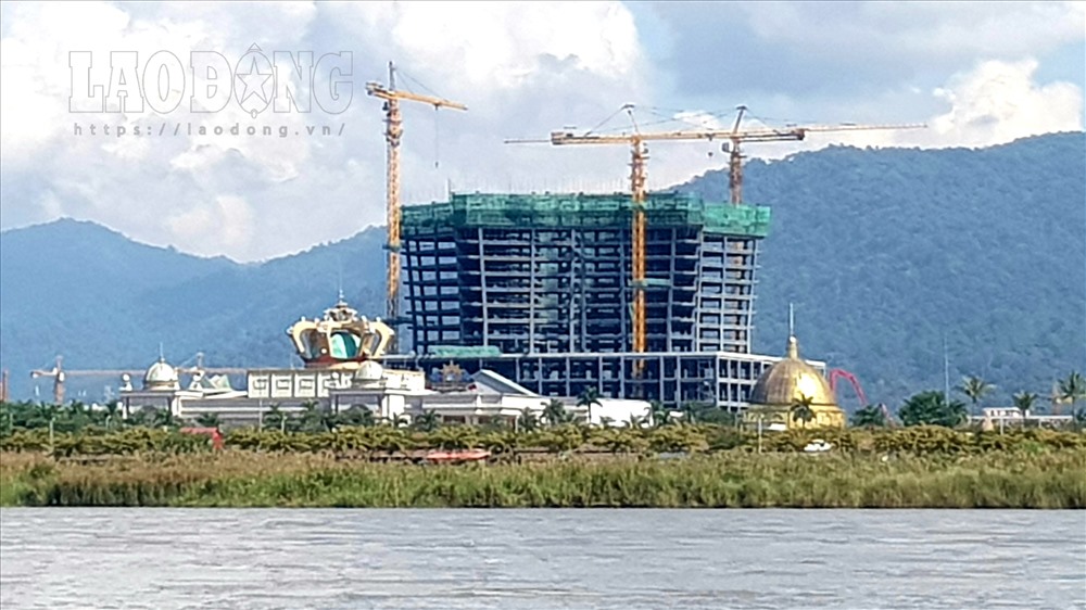 Nhiều khách sạn, resort và sòng bạc được xây dựng trên đất Lào tại khu vực Tam giác vàng, gần khu vực chợ Donasao. Ảnh: Lê Phi Long